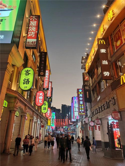 一家专业全面的会所,为您提供无尽的享受 一家专业全面的会所,为您提供无尽的享受